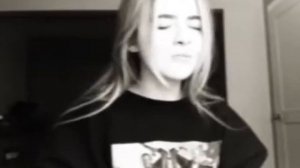 Сабрина Карпентер поёт песню Арманы Гранде