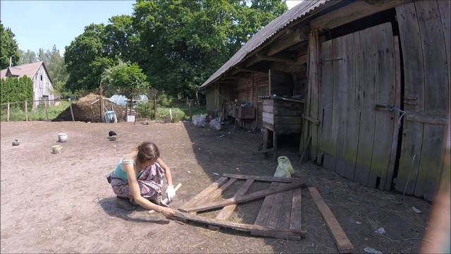 Замена двери денника женскими руками // Жизнь на хуторе смотреть онлайн