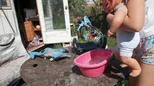 2 часть у Вовы болит живот.