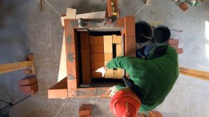 Красный кирпич в топке печи.