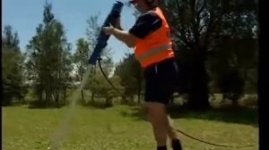 Монтаж сигнальных дорожных столбиков Стилфлекс с помощью пневматического устройства.