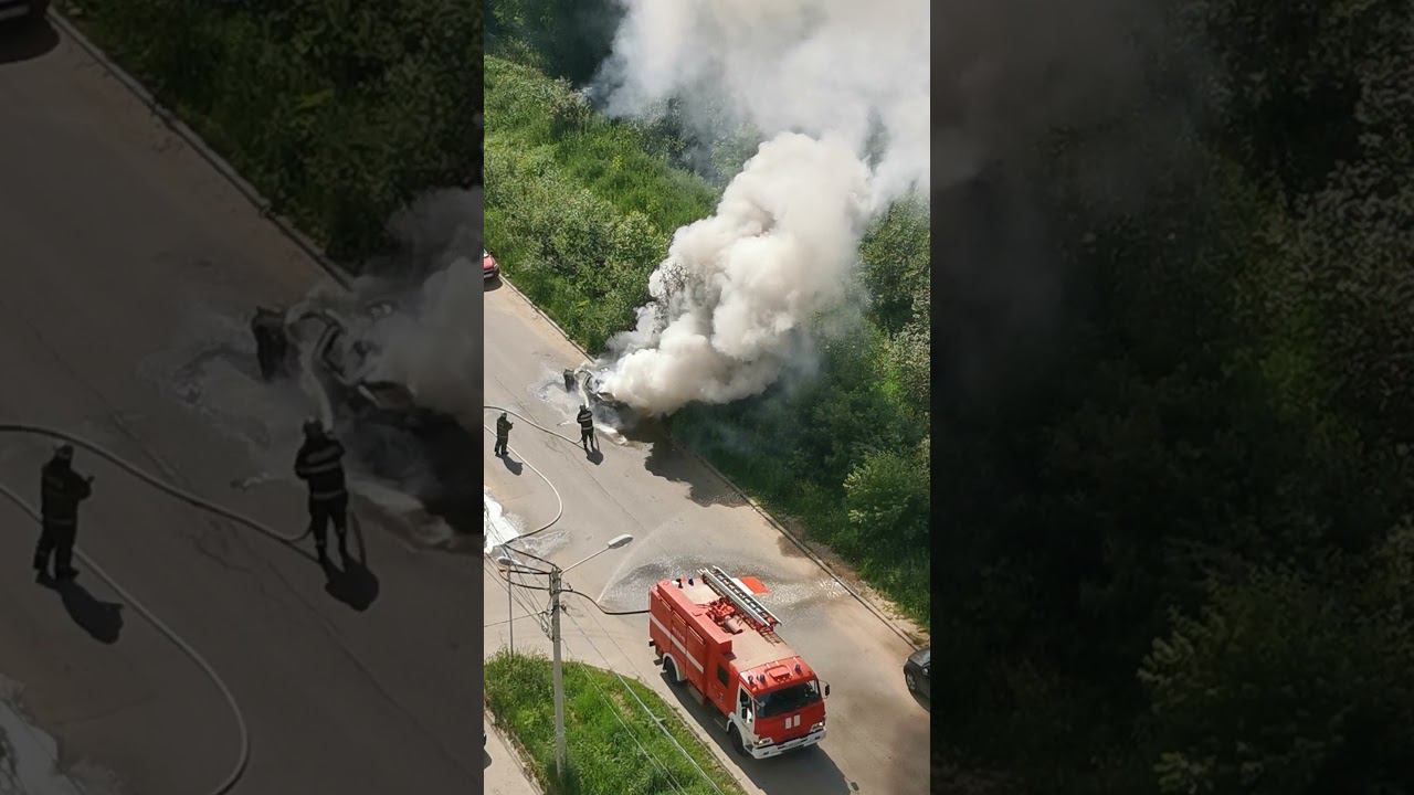 Работа пожарных по ликвидации возгорания автомобиля. #пожар #горитавто #тушенипожара #машинагорит