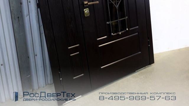 Дверь двухстворчатая для частного дома со стеклом и ковкой, отделка шпонированный МДФ от РОСДВЕРТЕХ
