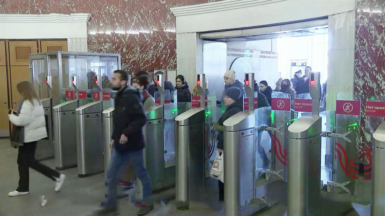 В Москве с сегодняшнего дня перестают действовать ...ательный масочный режим и ряд COVID-ограничений