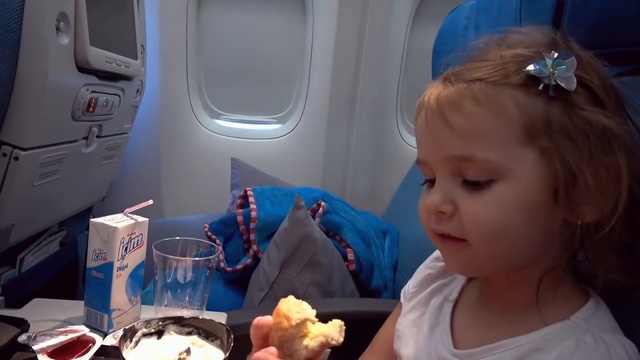 ВЛОГ Летим в Гонконг кушаем вкусности и подарок в самолёте селимся в отеле живём смотреть онлайн