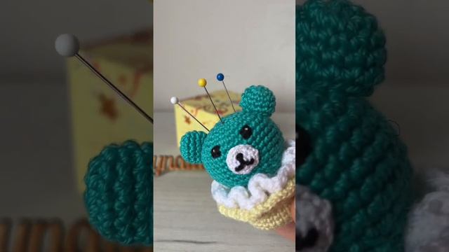 Связанная крючком игольница «Мишка в корзинке». Pad for needles crochet «Bear in a basket»