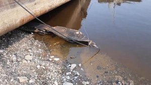 Применение пневматических ролик-мешков для спуска баржи на воду.