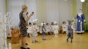Танец с шишками Новогодний утренник в ясельной группе