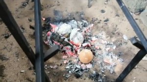 Эксперимент. Запекаем яйца в углях на костре. Chicken eggs in coals.