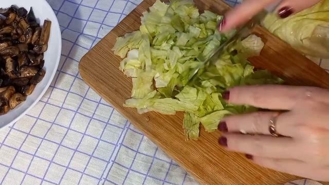 Очень свежий, сочный салатик! Он идеально подойдёт на праздничный стол! смотреть онлайн