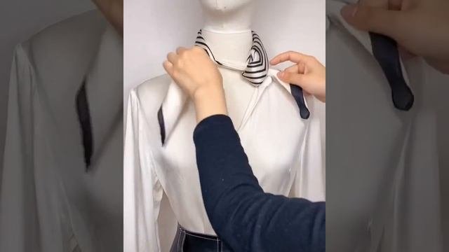 Как завязать шейный платок. Способ 1.