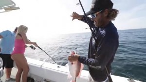 Обнаженная девушка ловит ГИГАНТСКУЮ РЫБУ