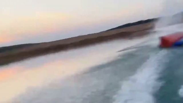 ХАЗЯЕВА УПАЛИ С БАНАНА / ХАЗЯЕВА КАТАЮТСЯ НА БАНАНЕ смотреть онлайн