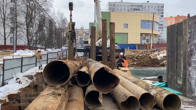Демонтаж, шпунтового ограждения котлована. Извлечение трубы Ф530мм длина от 8 метров.