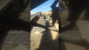 Автобетоносмеситель с транспортерной лентой в деле