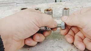 Хитрость мастера. Взял обычный болт и шуруповёрт сделал очень нужную самоделку баллонный болтовёрт