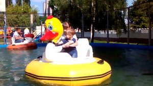 ВЛОГ: Катаюсь на водном аттракционе - Электролодка/VLOG: Riding a water attraction - Electrology