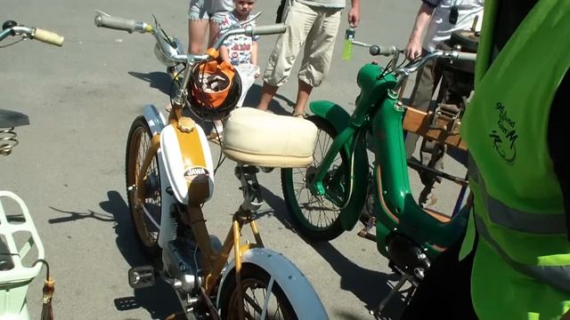 Парень собрал классную КОЛЛЕКЦИЮ реально РЕТРО-МОПЕДОВ ещё 60-Х ГОДОВ!!! смотреть онлайн