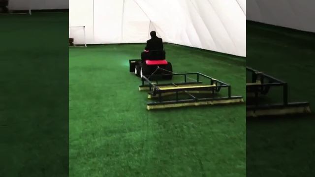 Российский трактор Митракс Т10 с щёткой для футбольных полей.Вес щетки 150-200 кг. смотреть онлайн