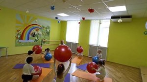 Занятие по фитбол-гимнастике в детском саду _Космическое путешествие_ с детьми 5-6 лет..mp4