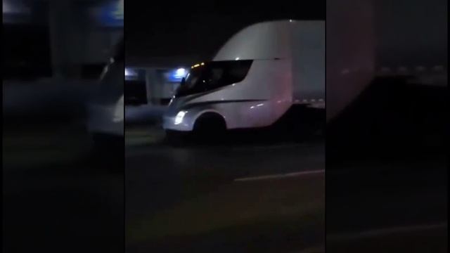 Tesla Semi уже рассекают по Калифорнии. Какой звук и разгон