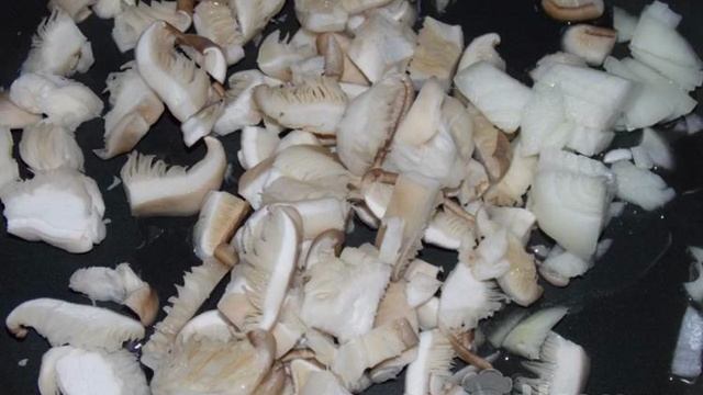 Салат с вешенками, свежими огурцами и вареными яйцами