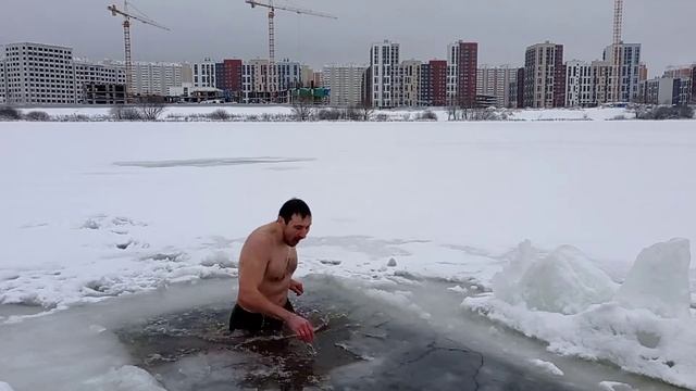 Ломаю лёд бомбой! ШОК контент смотреть онлайн