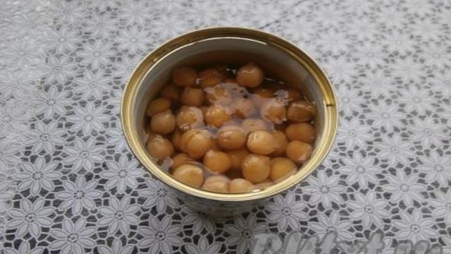 Салат с нутом и помидорами