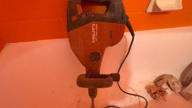 ЛОМАЮ ВАННУ 1966 г. 11 этаж / ЛУЧШИЙ ОТБОЙНЫЙ МОЛОТОК для выбивания ванны из бетонной стены. / Ч - смотреть онлайн