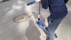 Саша делает трюки на самокатах показывает лёгкие четыре способа на самокате