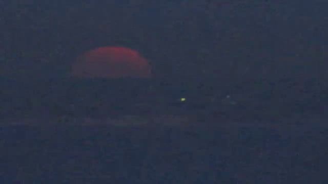 Красная Луна рано утром уходила за горизонт смотреть онлайн