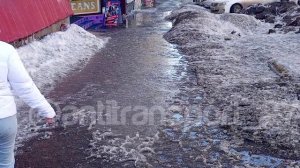 Ледяные ловушки на тротуарах центра Хабаровска