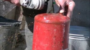 Кормушка для маленьких поросят из огнетушителя .