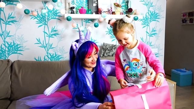 МАЙ ЛИТЛ ПОНИ Амелька подружилась с настоящей Сумеречной Искоркой Каденс Селестия и Луна смотреть онлайн