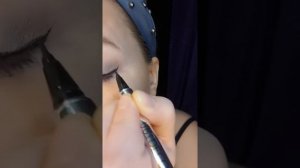 Как накрасить графичные стрелки на нависшее веко? Видео-урок идеальные стрелки!