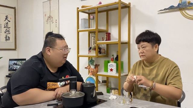 朋友吃飯AA制，兄弟卻總喜歡抹零頭，小夥套路真是厲害啊！【小貝愛叨叨 】 смотреть онлайн
