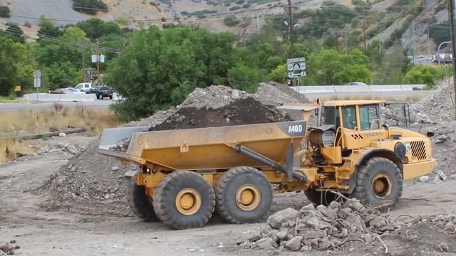 Volvo Dump Truck driving and dumping смотреть онлайн