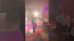 Жених поет на свадьбе невесте