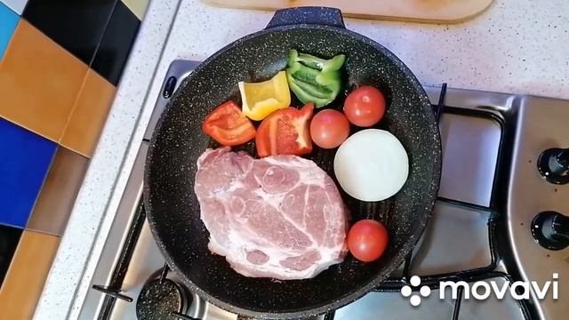 Стейк из свинины/Стейк с овощами/Мясо на сковороде