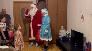 Полицейский Дед Мороз и Снегурочка пришли подарили сказку детям сотрудников ОВД