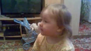 Маленькая девочка рассказывает стишки.mp4