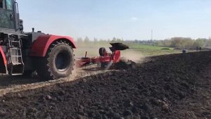 Оборотный 8 корпусной плуг UNLU с системой онленд и сплошным отвалом в паре с трактором Кировец К744