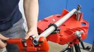 Резка трубы труборезом