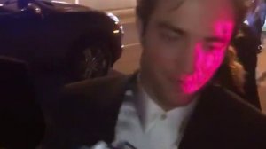 New video of Robert Pattinson signing and taking pictures