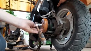 Как открутить гайку заднего вариатора Suzuki led,s 2
