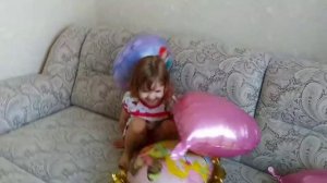 День рождения Кати! Маленькой Катюшке три годика! Катя играет с воздушными шариками Веселое видео