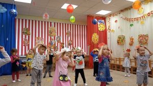 Танец с листиками. Младшая группа.