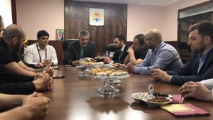 БУВАЙСАР САЙТИЕВ НАГРАДИЛ МОЛОДЕЖЬ РД