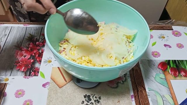 Салат из зелёного горошка. Смешал ингредиенты и готов. смотреть онлайн