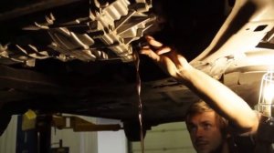 Замена масла в редукторе электромобиля Nissan Leaf